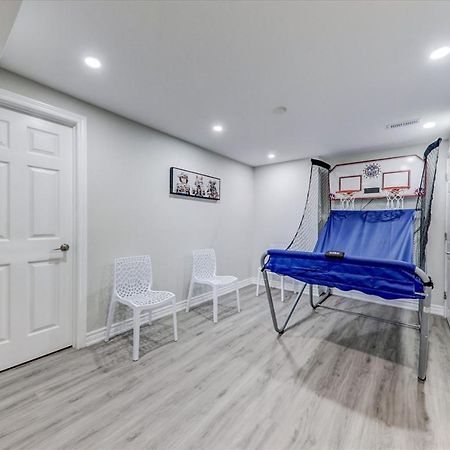Stunning 7 Bedroom Rougeview Home With 2 Kitchens, 5 Bathrooms, Amazing Backyard & 8-Car Parking Toronto Exterior foto