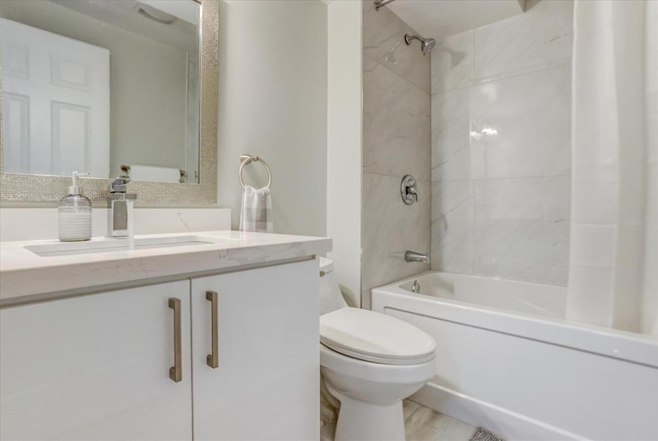 Stunning 7 Bedroom Rougeview Home With 2 Kitchens, 5 Bathrooms, Amazing Backyard & 8-Car Parking Toronto Exterior foto