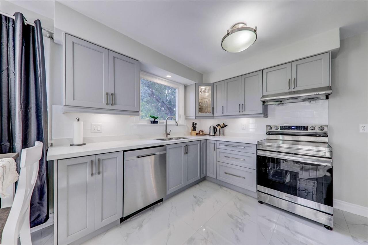 Stunning 7 Bedroom Rougeview Home With 2 Kitchens, 5 Bathrooms, Amazing Backyard & 8-Car Parking Toronto Exterior foto