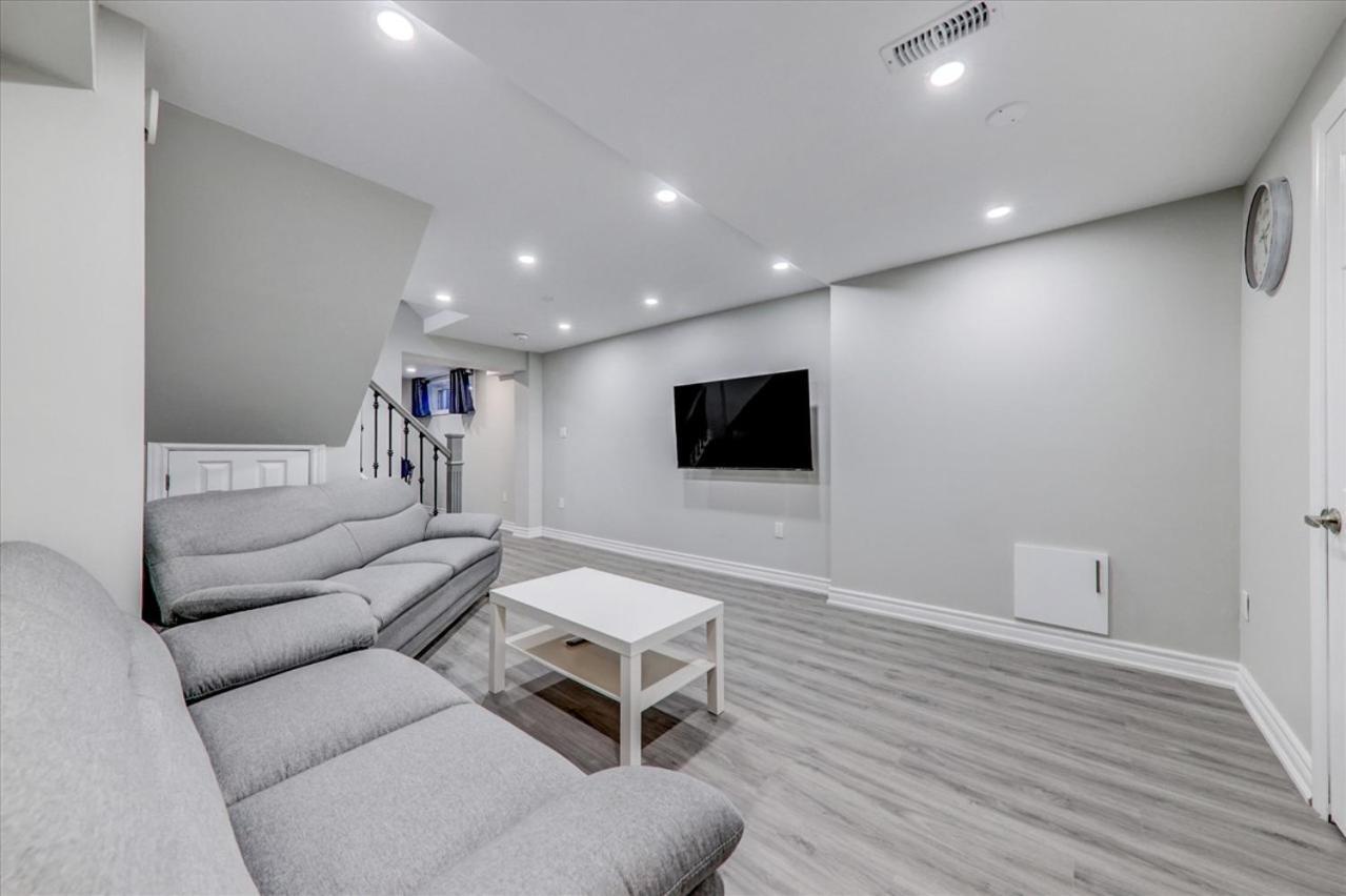 Stunning 7 Bedroom Rougeview Home With 2 Kitchens, 5 Bathrooms, Amazing Backyard & 8-Car Parking Toronto Exterior foto